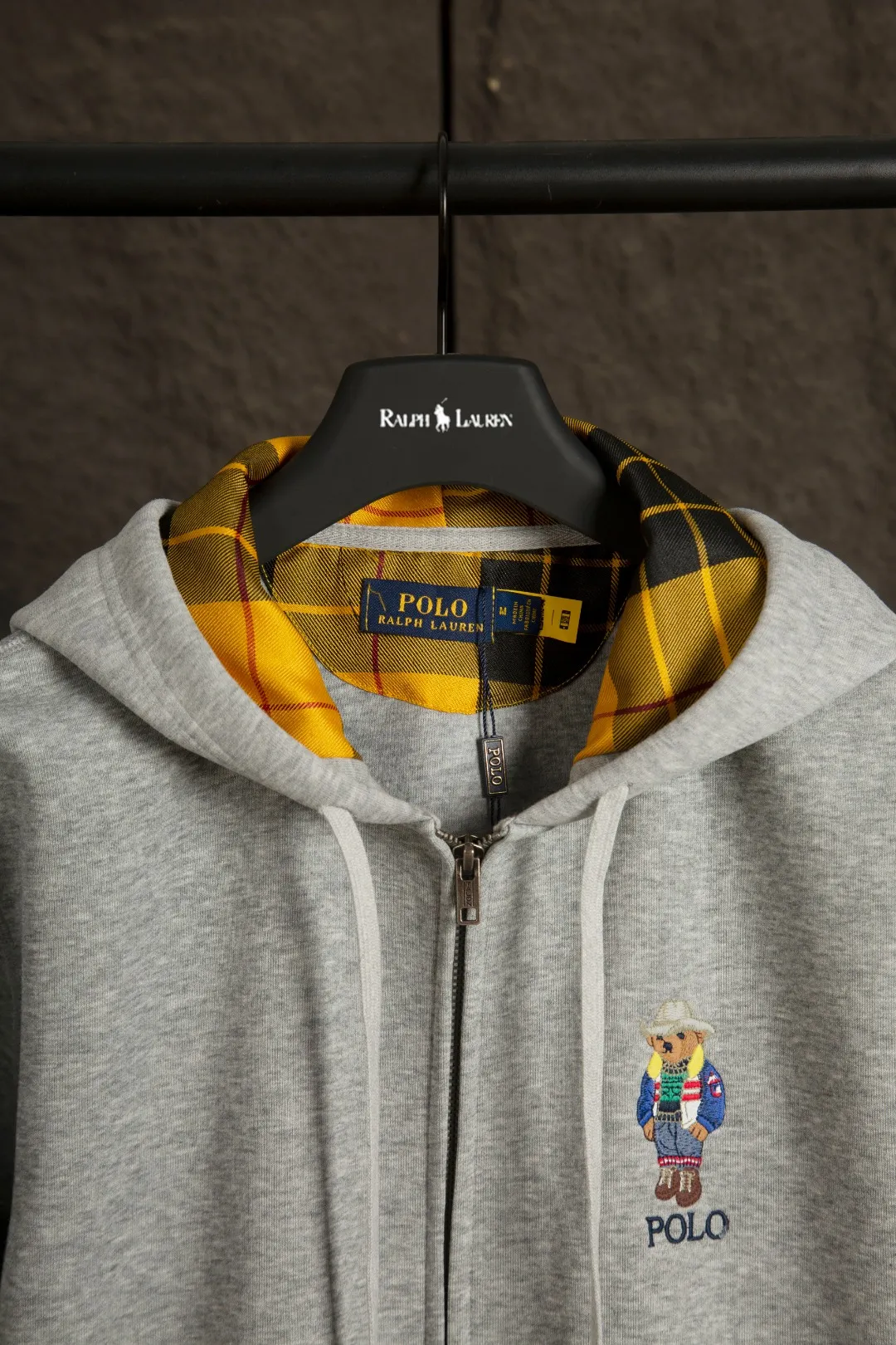 P270 Actual photo [Popular item] Style number: 25104# Color: Navy blue/hemp gray/white Size: S to XL - Ralph Lauren/Ralph Lauren 2025AW Autumn and Winter Bear series stacked topstitch design plaid lining hooded cardigan zipper sweatshirt - Original workmanship consistent Professional four-needle six-thread topstitch design ✅ - Face 370g double-sided cotton heavyweight fabric Contrast color yarn-dyed plaid inside ✅| - Highly restored customized brand zipper 0.8 pure cotton high-density hook and loop bonnet ✅ - RL limited design style Colorful bear logo precision embroidery Bright color contrasting plaid hood inside The upper body is colorful and distinguishes the classic style. Both men and women can easily control it. Simple and clean, versatile and can go wrong. Exposed topstitch 0.8 cm retro primary color hook and loop drawstring. Every detail is perfect.